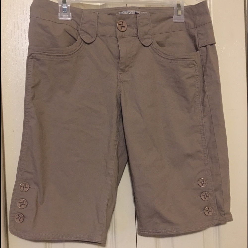 Nwot Jolt beige shorts size 9.